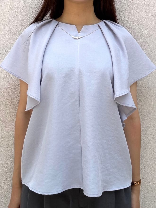 mihaさんの「index｜《7色展開／S-LLサイズ》フリルタックスリーブキーネックブラウス【吸水速乾／洗濯機可／イージーアイ」を使ったコーディネート