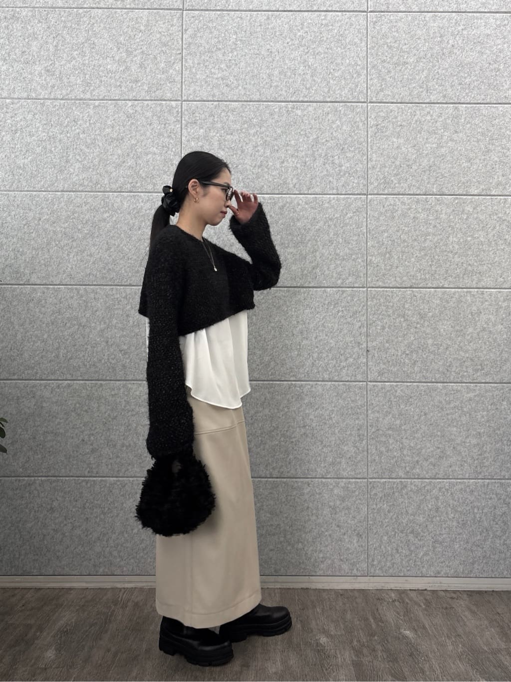ひなさんの「INDIVI｜クロップドメッシュニット」を使ったコーディネート