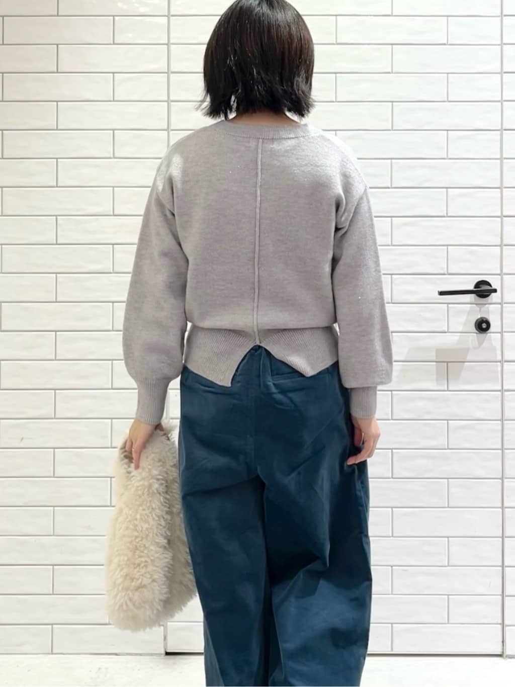 しおりさんの「OPAQUE.CLIP｜Vネックラメニット【洗濯機OK】」を使ったコーディネート
