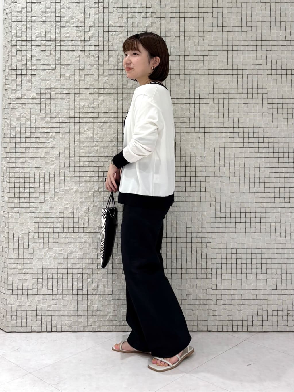 sakuさんの「INDIVI｜【褒められデニム】ワイドストレート デニムパンツ」を使ったコーディネート