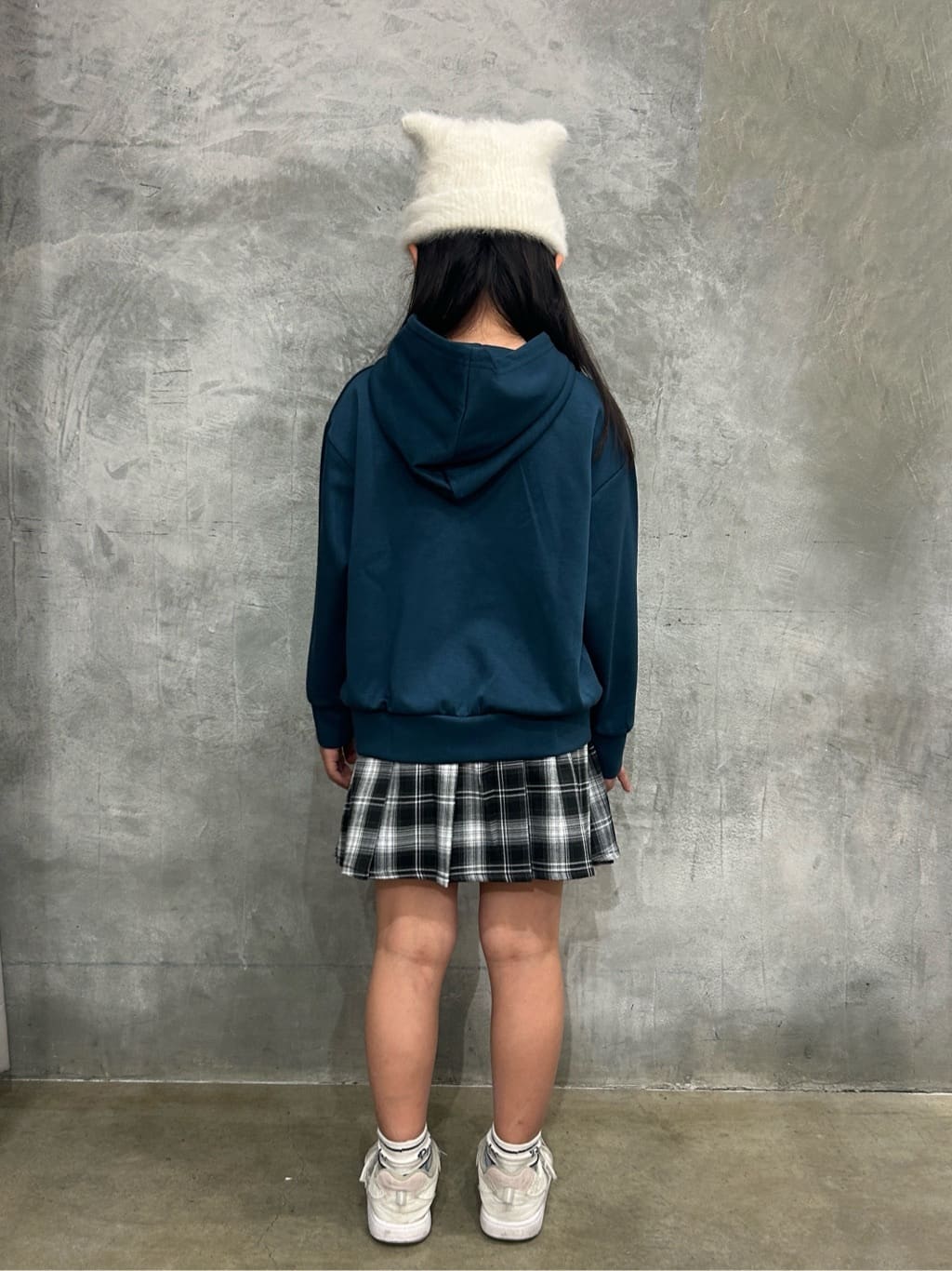 naokoさんの「THE SHOP TK｜【110－160】ダンボールプルパーカ/セットアップ可」を使ったコーディネート