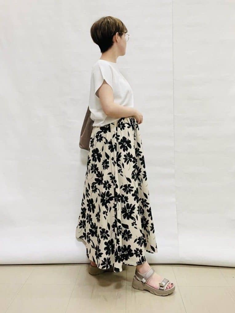 なっちゃんさんの「SHOO･LA･RUE｜【高レビュー/着丈選べる】華やかさをプラスする アソートロングスカート」を使ったコーディネート