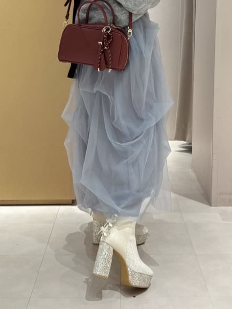 neinaさんの「ESPERANZA｜【ラク盛り/ショートブーツ】リピーター続出／脚長美脚 バックリボングリッターヒールショートブーツ」を使ったコーディネート