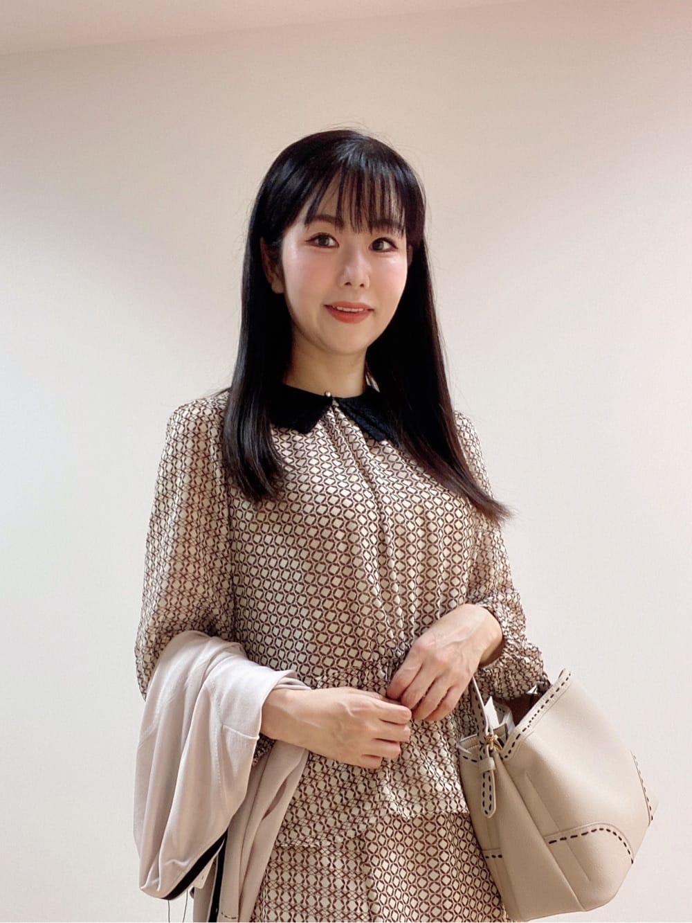 アースさんの「Reflect｜【きちんと見え／セットアップ可／通勤におすすめ◎】ペプラムプリントブラウス」を使ったコーディネート