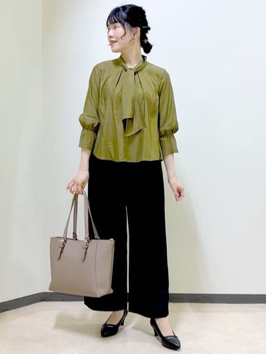  beni_gingerさんの「Reflect｜【キレイめスタイル／通勤におすすめ◎】ボウタイシャンブレーカラーブラウス」を使ったコーディネート