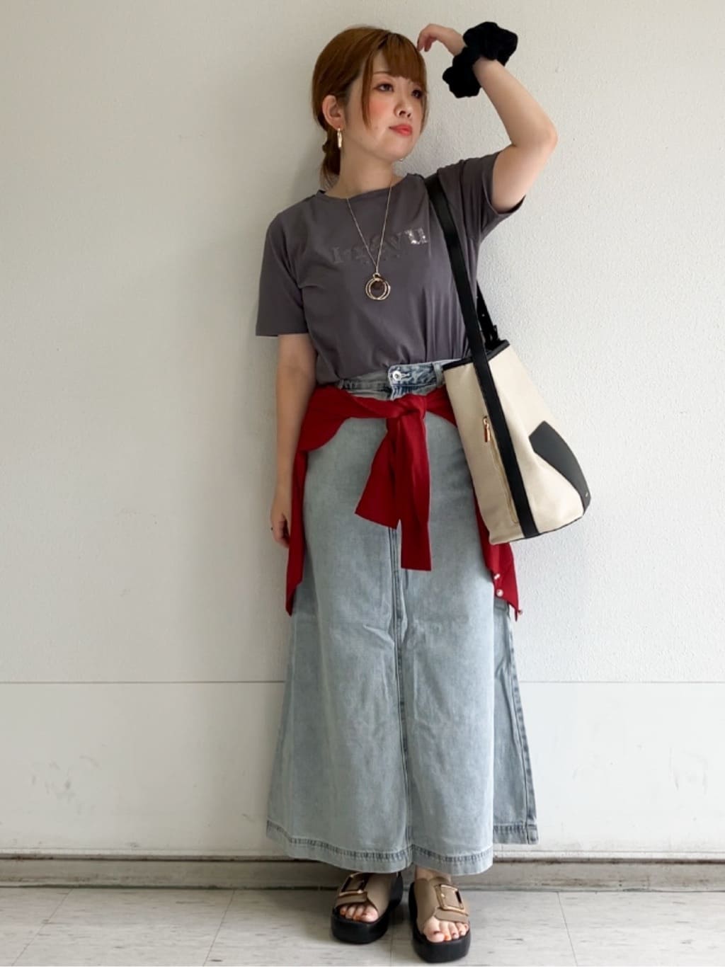 MIPPOさんの「index｜スパンコール刺繍ロゴTシャツ【洗濯機洗い可／接触冷感／UVケア】」を使ったコーディネート