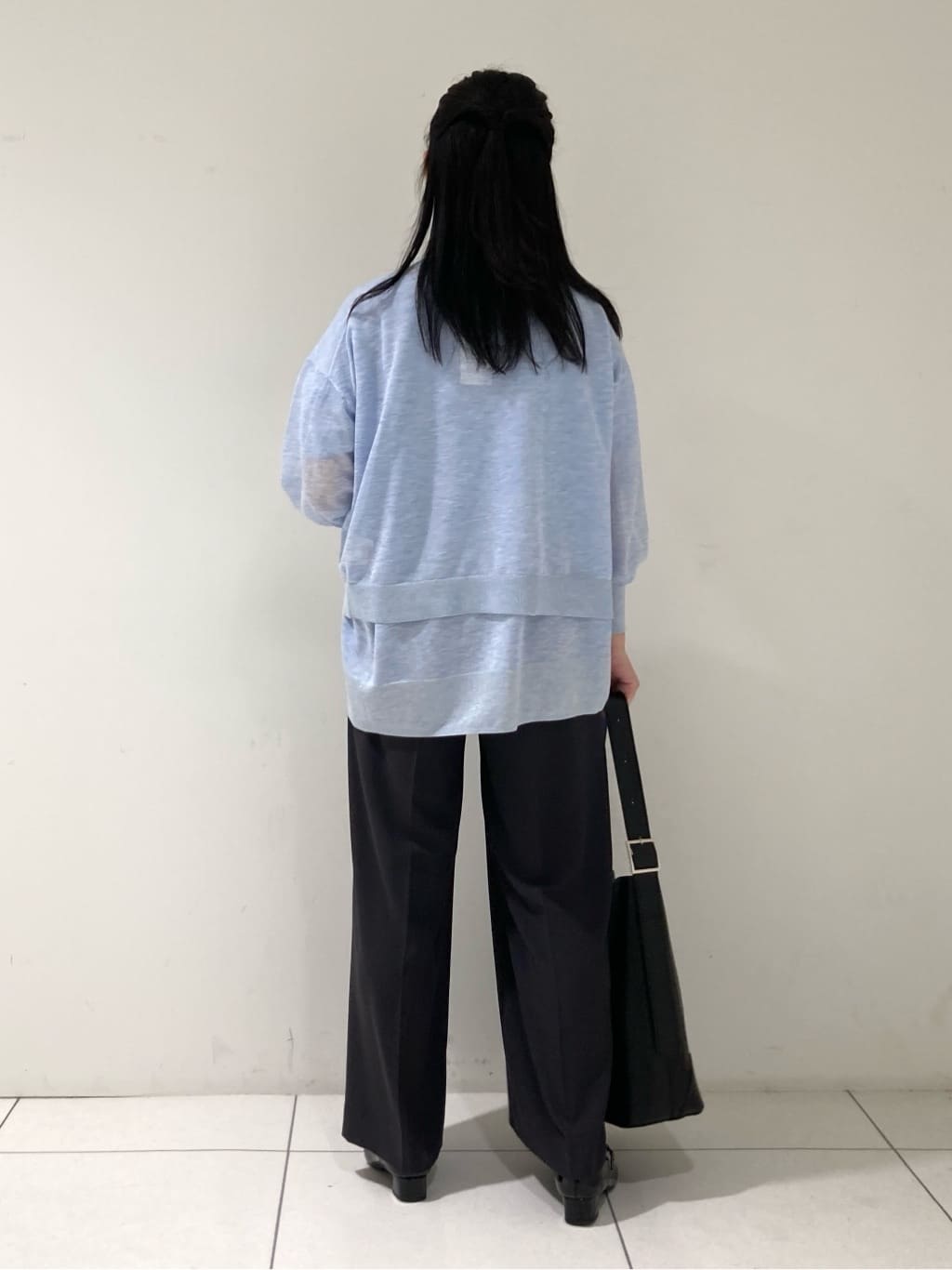 momokoさんの「INDIVI｜【程よいシアー素材/洗える】バイカラーラメカーディガン」を使ったコーディネート
