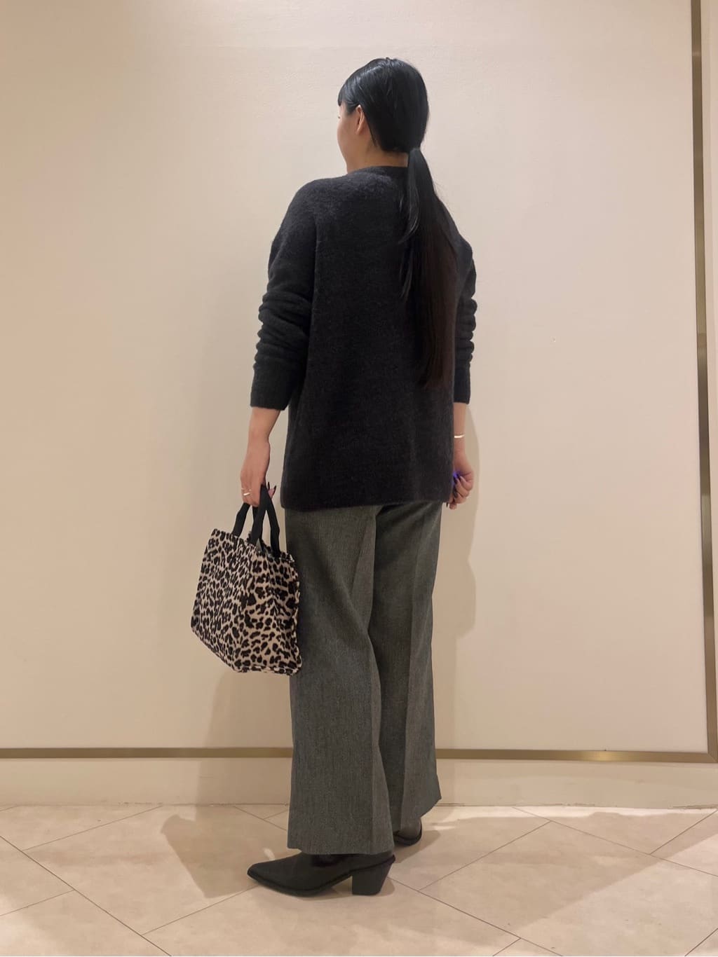 hasuさんの「INDIVI｜【エアリー素材】ブークレ着流しニットカーディガン」を使ったコーディネート