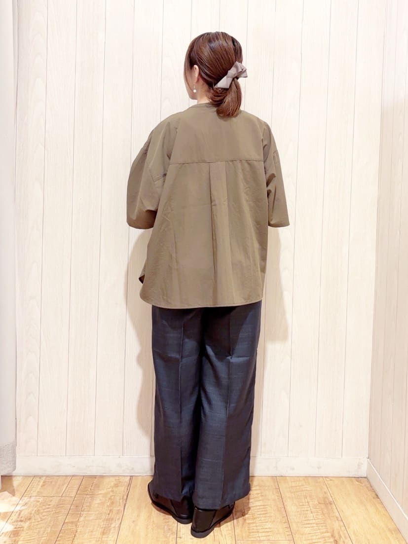あいこさんの「SHOO･LA･RUE｜【S-LL/洗濯後しわになりにくい】ゴールドパーツできれい見え 麻調タックワイドパンツ」を使ったコーディネート