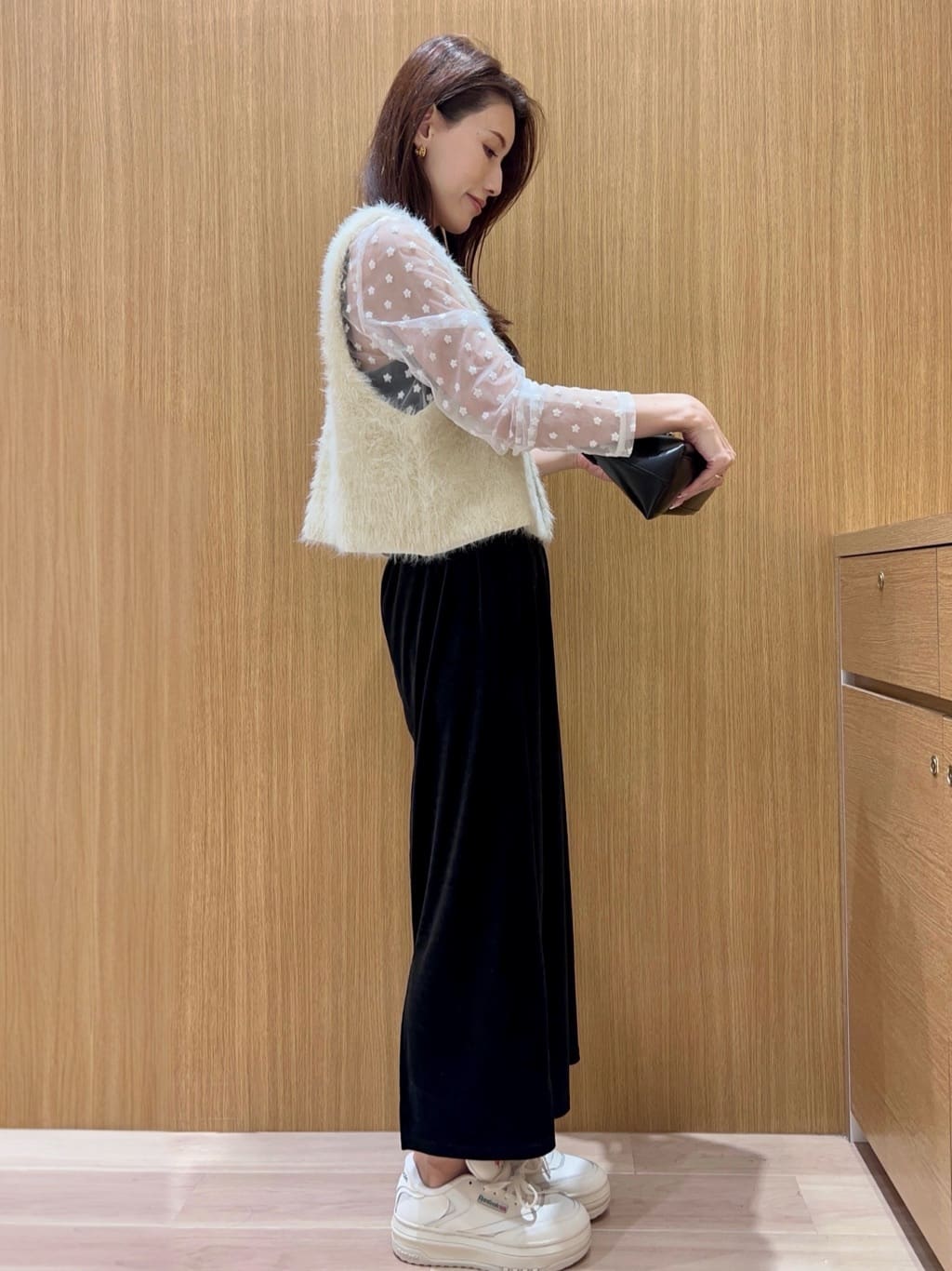 maiさんの「OPAQUE.CLIP｜チュールフラワー刺繍シアートップス【洗濯機OK】」を使ったコーディネート