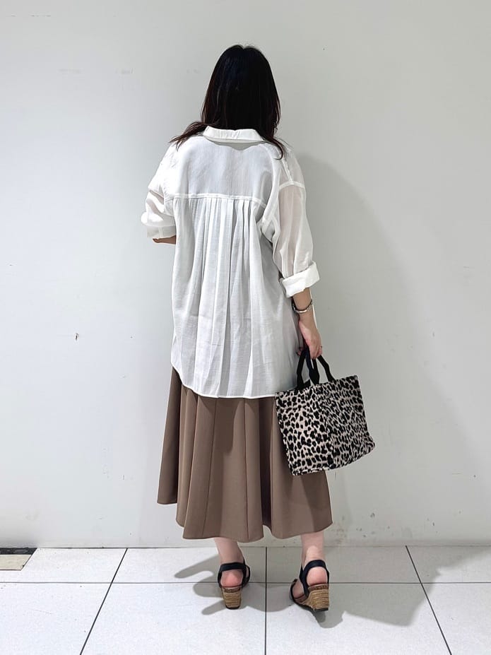 そんさんの「INDIVI｜【体型カバー／清涼感】シアーオーバーシャツ」を使ったコーディネート
