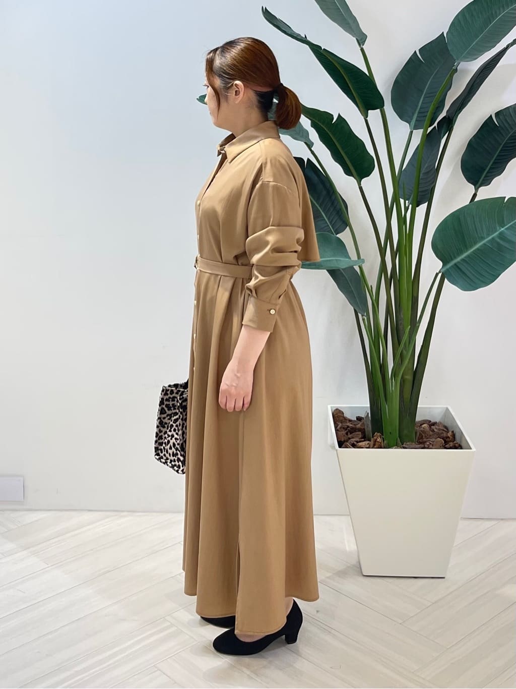 Tomoさんの「UNTITLED｜【前開きボタン/ベルト付/羽織シャツ/】2WAYトレンチ風ワンピース」を使ったコーディネート