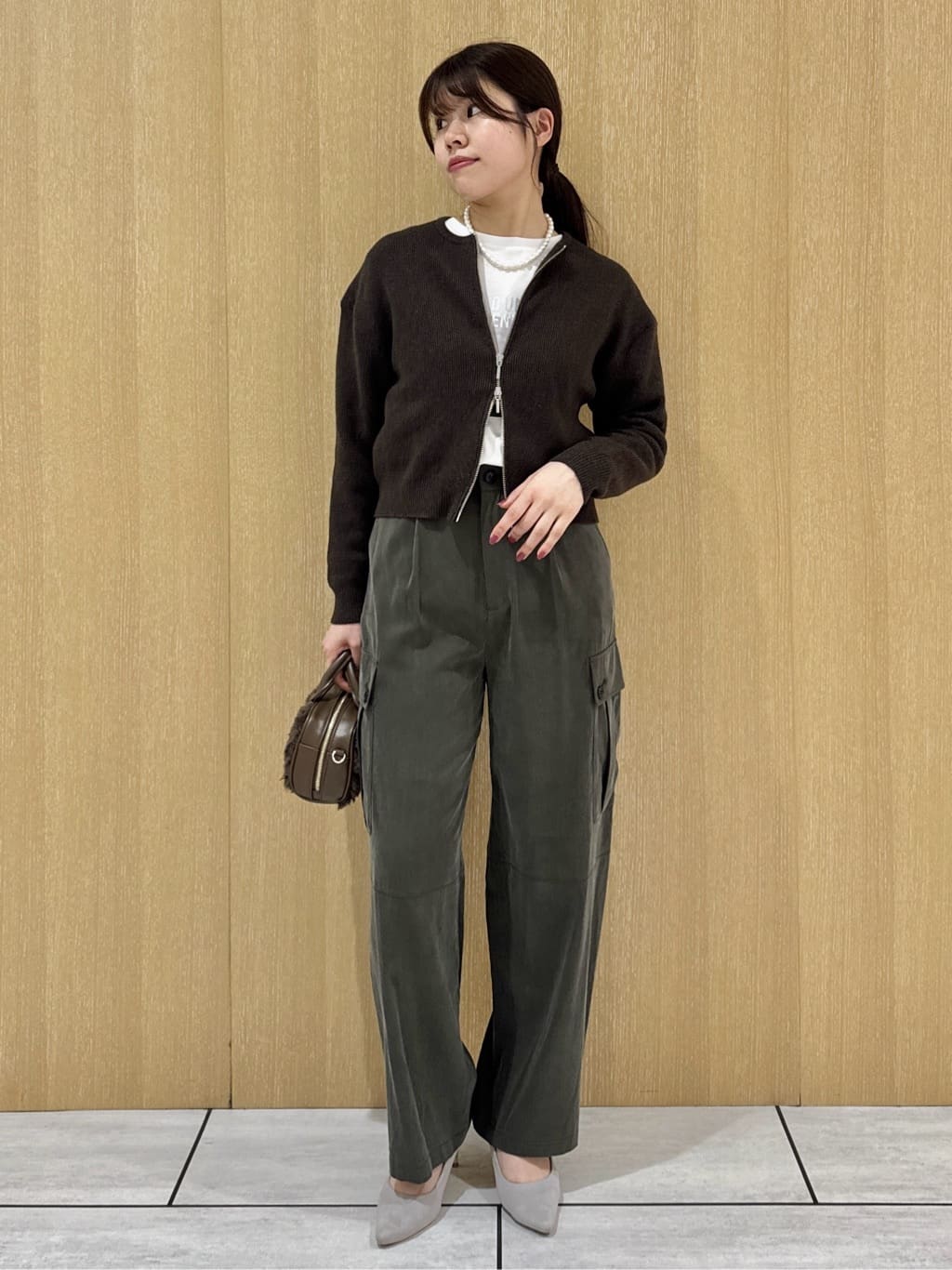 nanaさんの「UNTITLED｜【大人きれいめ/ストレート/ワイド】キュプラカーゴパンツ」を使ったコーディネート