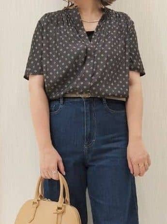 naokoさんの「UNTITLED｜【セットアップ可/リラクシー/通勤】スクエアジオメ柄ブラウス」を使ったコーディネート