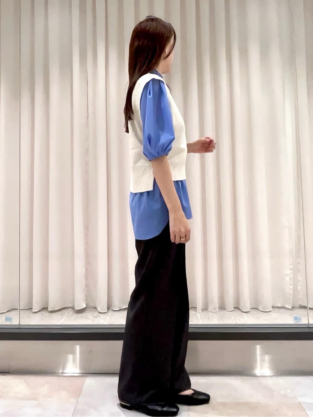 maiさんの「OPAQUE.CLIP｜スパンコールラメVネックニット【洗える】」を使ったコーディネート