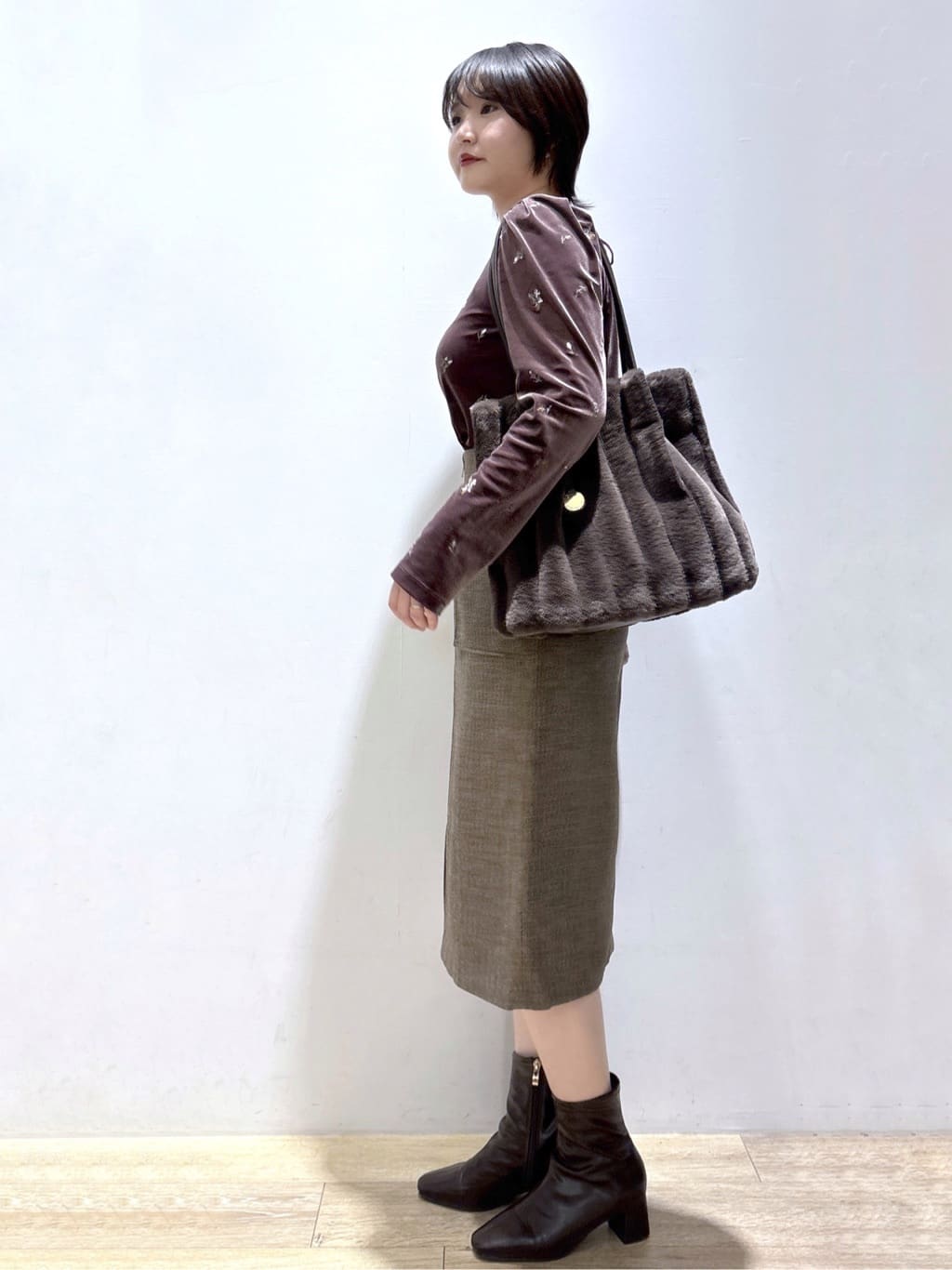 mizukiさんの「index｜バックシャン小花刺繍ベロアトップス【洗濯機OK】」を使ったコーディネート