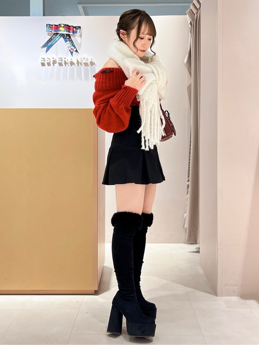 このかさんの「ESPERANZA｜【ラク盛り／ニーハイブーツ】リピーター続出／脚長美脚 フェイクファーニーハイブーツ」を使ったコーディネート