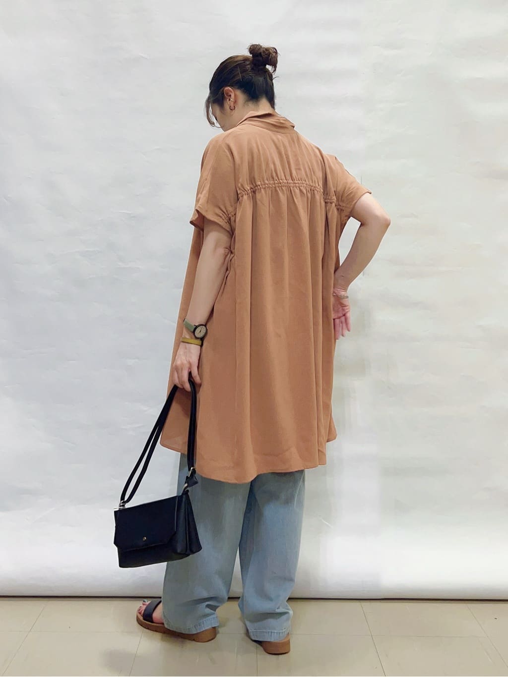 まっつんさんの「SHOO･LA･RUE｜【S-LL/体型カバー】さらりとしたタッチが心地よい バックギャザーブラウス」を使ったコーディネート
