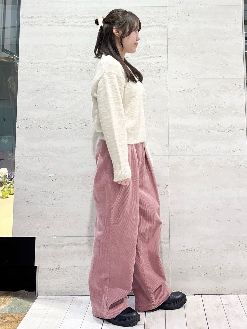 かほさんの「OPAQUE.CLIP｜コーデュロイタックワイドパンツ【洗濯機OK】」を使ったコーディネート