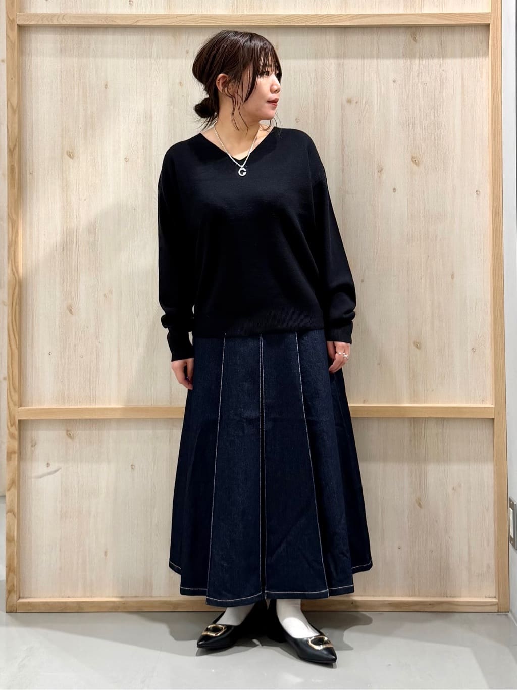 nanaさんの「THE SHOP TK｜【すっきりシルエットが叶う】大人のためのVネックニット/毛玉になりにくい/静電気防止/洗濯機OK」を使ったコーディネート