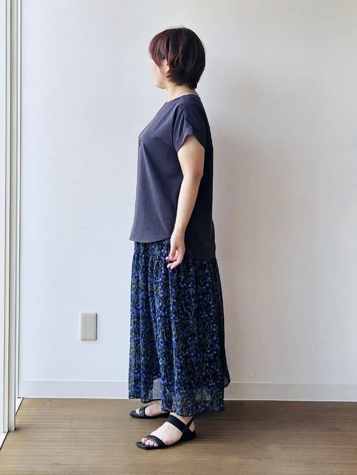 やじまさんの「UNTITLED｜【秋映え柄/セットアップ可能】フラワーシフォンスカート」を使ったコーディネート