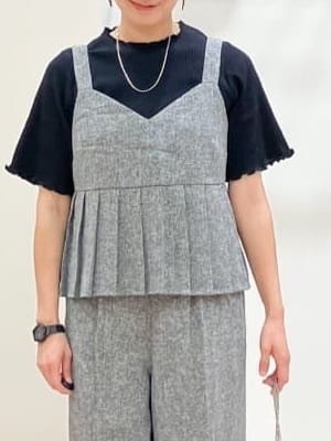 Keiさんの「grove｜【2点SET/体型カバー】夏から秋まで着まわせる！プリーツビスチェセットアップ」を使ったコーディネート