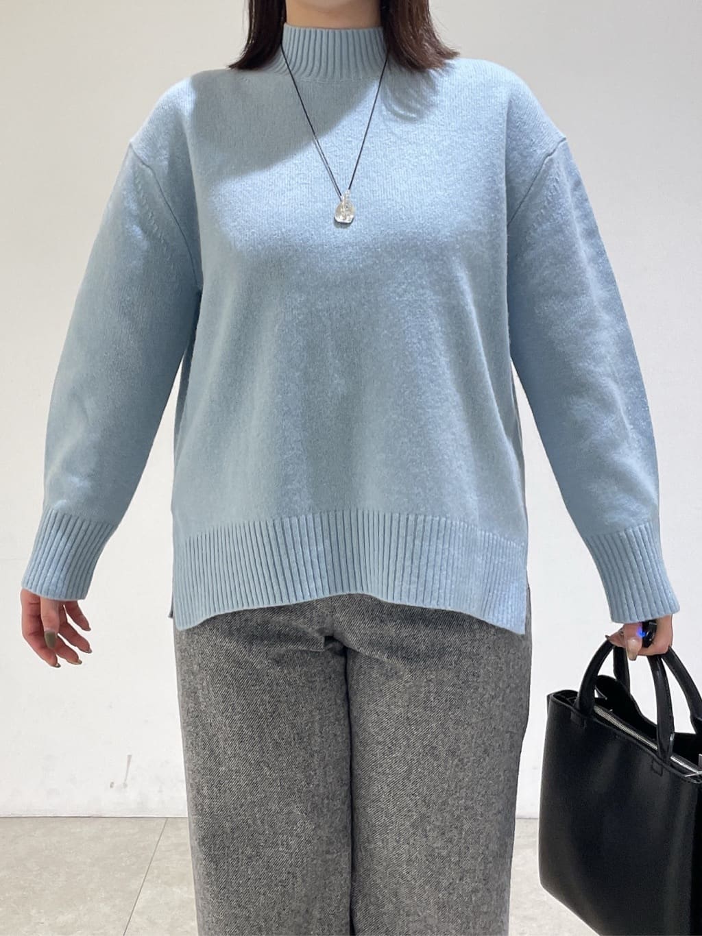 emikaさんの「INDIVI｜【冬ニット人気NO．1！／カシミヤ混】ミドルゲージハイネックニット」を使ったコーディネート