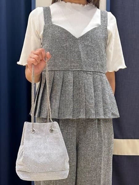Orikaさんの「grove｜【2点SET/体型カバー】夏から秋まで着まわせる！プリーツビスチェセットアップ」を使ったコーディネート