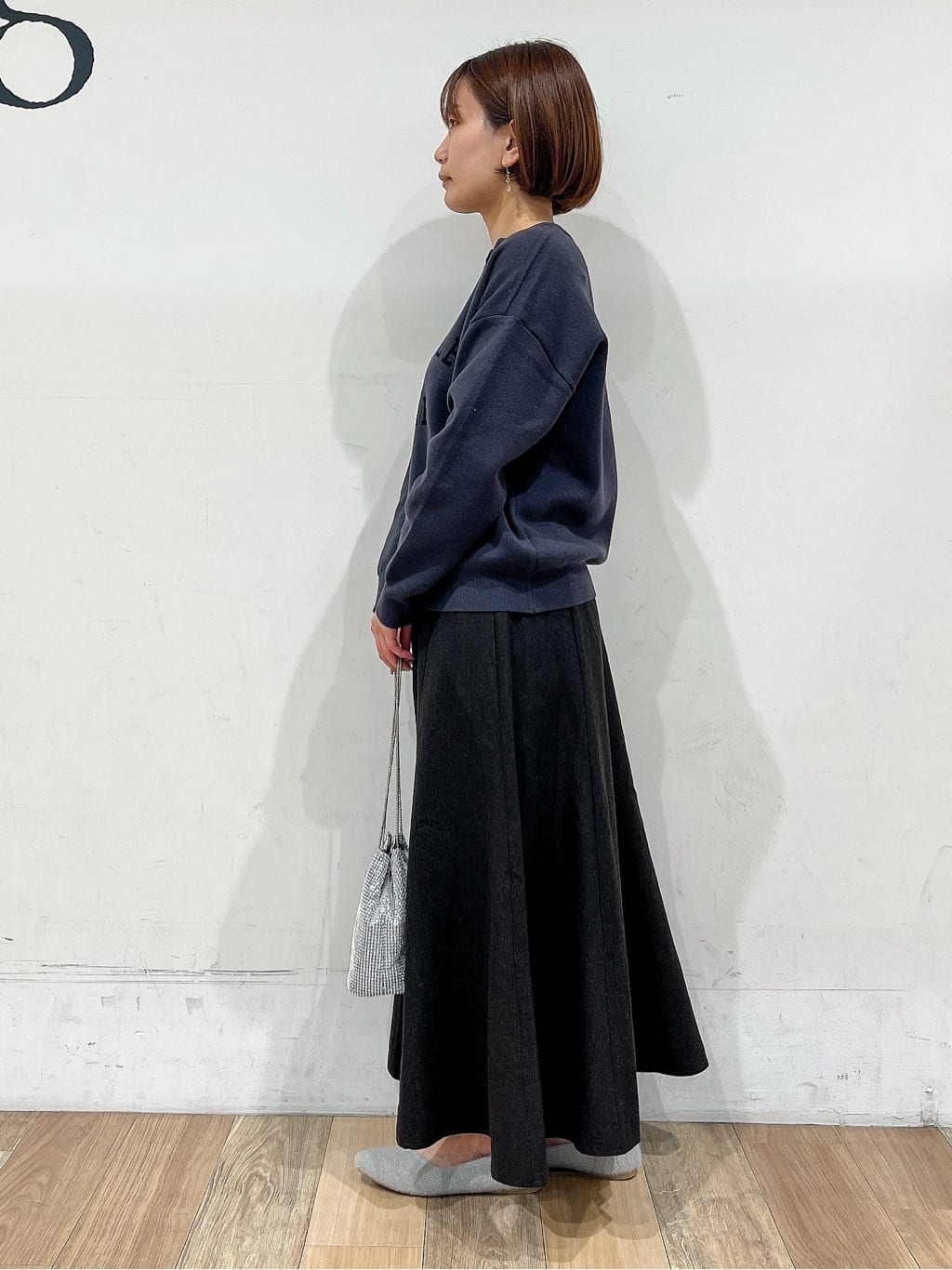 山さんさんの「grove｜カレッジロゴキーネックニット」を使ったコーディネート