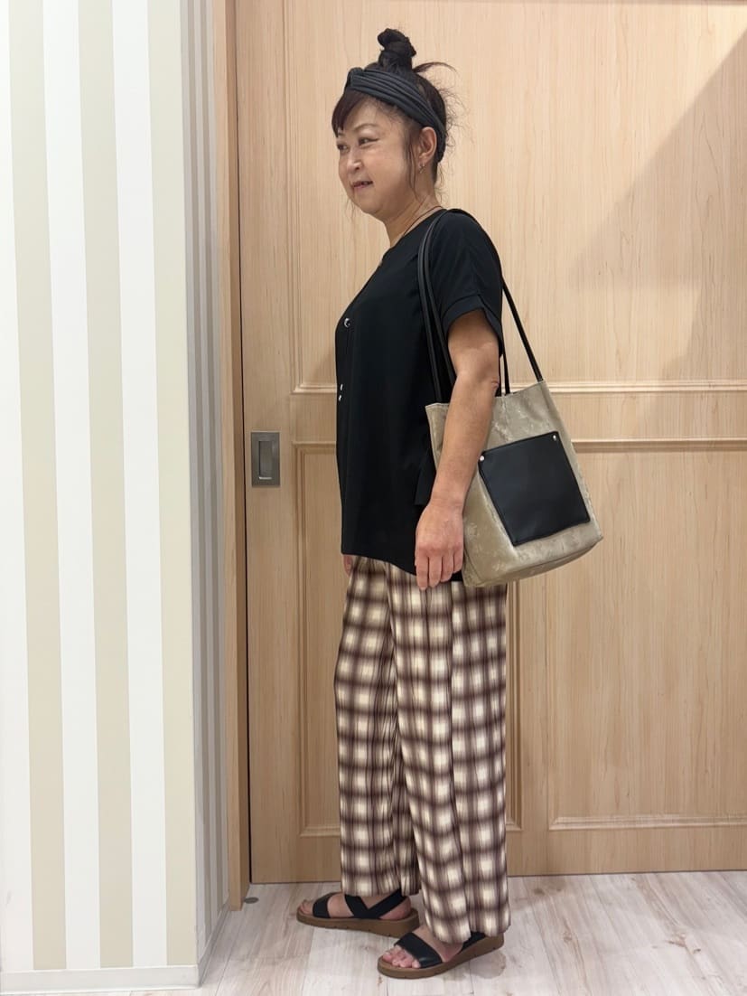 モランさんの「SHOO･LA･RUE｜【S-LL/汗ジミ軽減/ひんやり/UV】体型カバーに タック入りドルマントップス」を使ったコーディネート