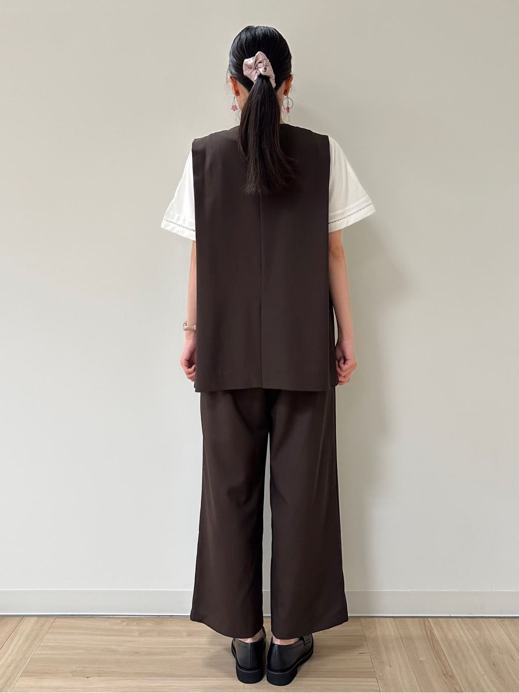 Momoさんの「Reflect｜【ウエスト総ゴム／セットアップ／単品使いOK◎】ベスト＋ストレートパンツセット」を使ったコーディネート
