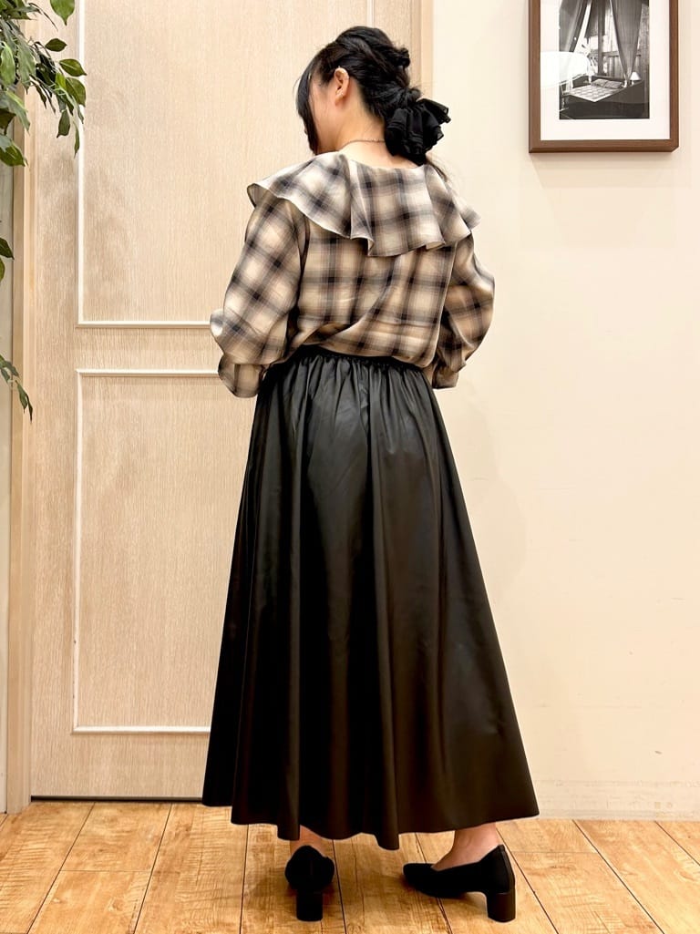 ちょたさんの「SHOO･LA･RUE｜【S-LL】大人の抜け感 合皮フレアスカート」を使ったコーディネート