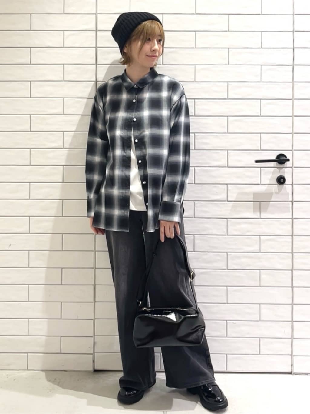 しおりさんの「OPAQUE.CLIP｜メタリック刺繍ロゴTシャツ【接触冷感／洗濯機洗い可】」を使ったコーディネート
