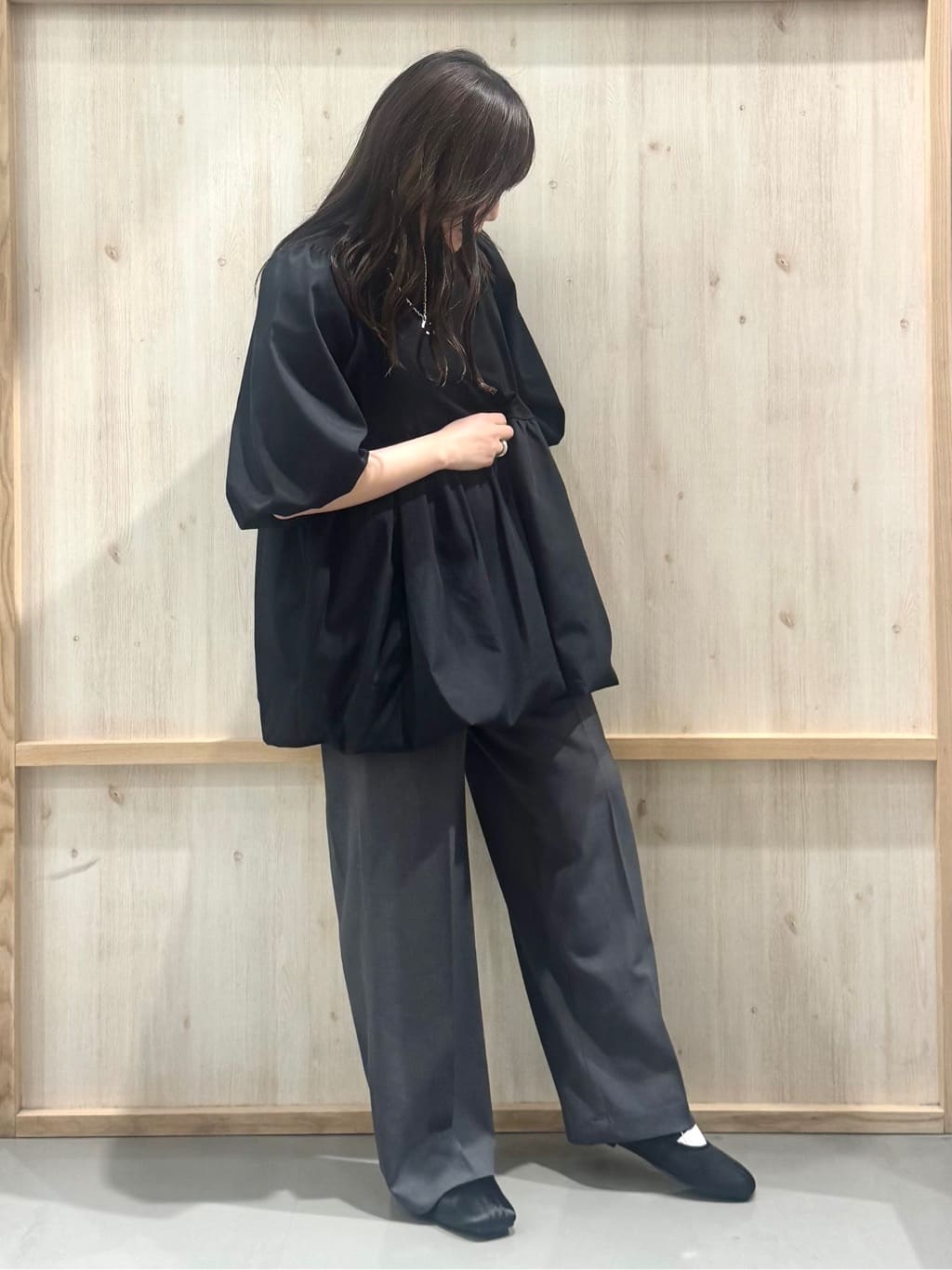 nanaさんの「THE SHOP TK｜バルーンスリーブペプラムチュニック【洗える】」を使ったコーディネート