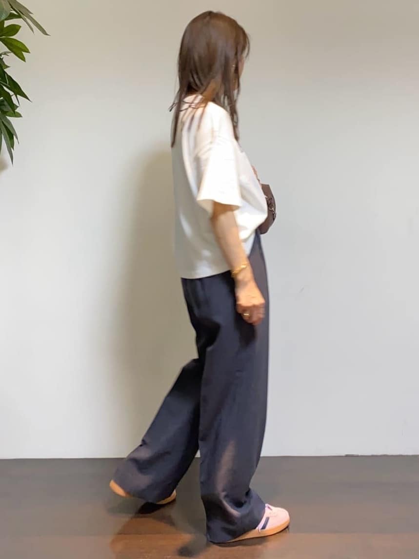 tomoさんの「UNTITLED｜【コットン100/ゆったり/ショート丈/洗える】ベロアロゴTシャツ」を使ったコーディネート