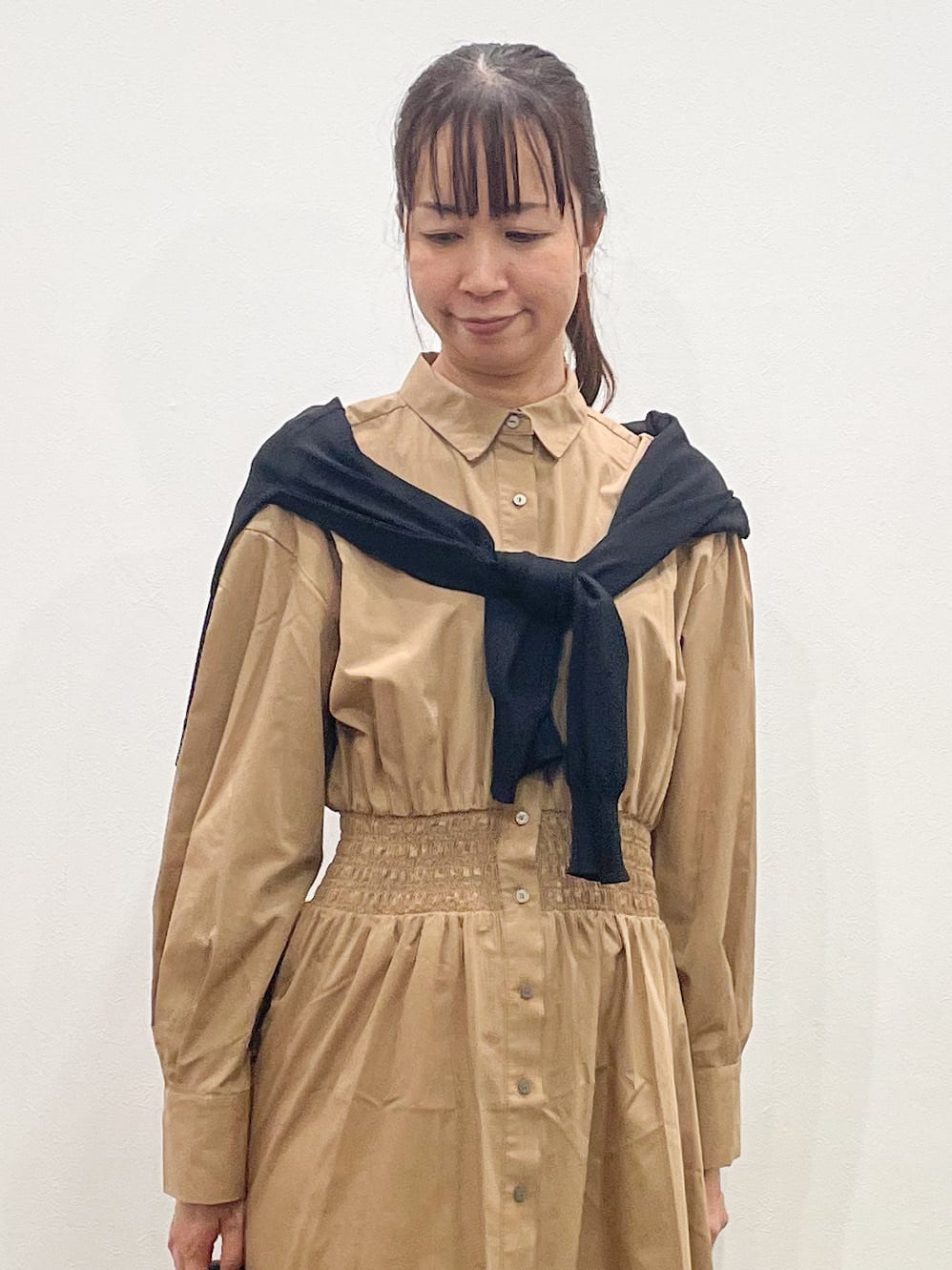 Aikoさんの「OPAQUE.CLIP｜シャーリングフィット＆フレアシャツワンピース【洗濯機洗い可】」を使ったコーディネート