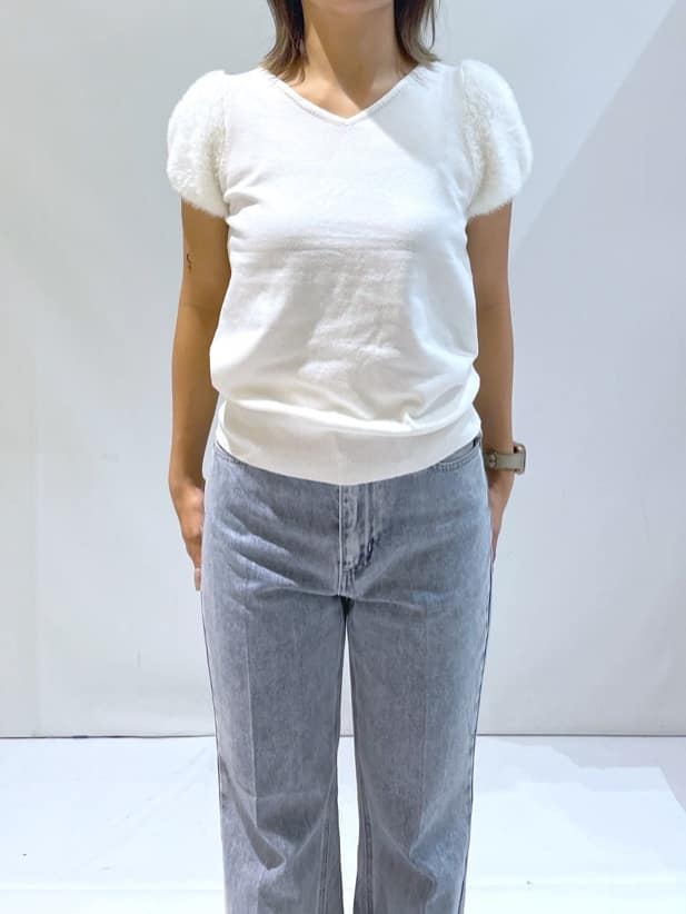 manaさんの「OPAQUE.CLIP｜《6色展開》フェザーパフスリーブVネックニット【洗濯機洗い可】」を使ったコーディネート