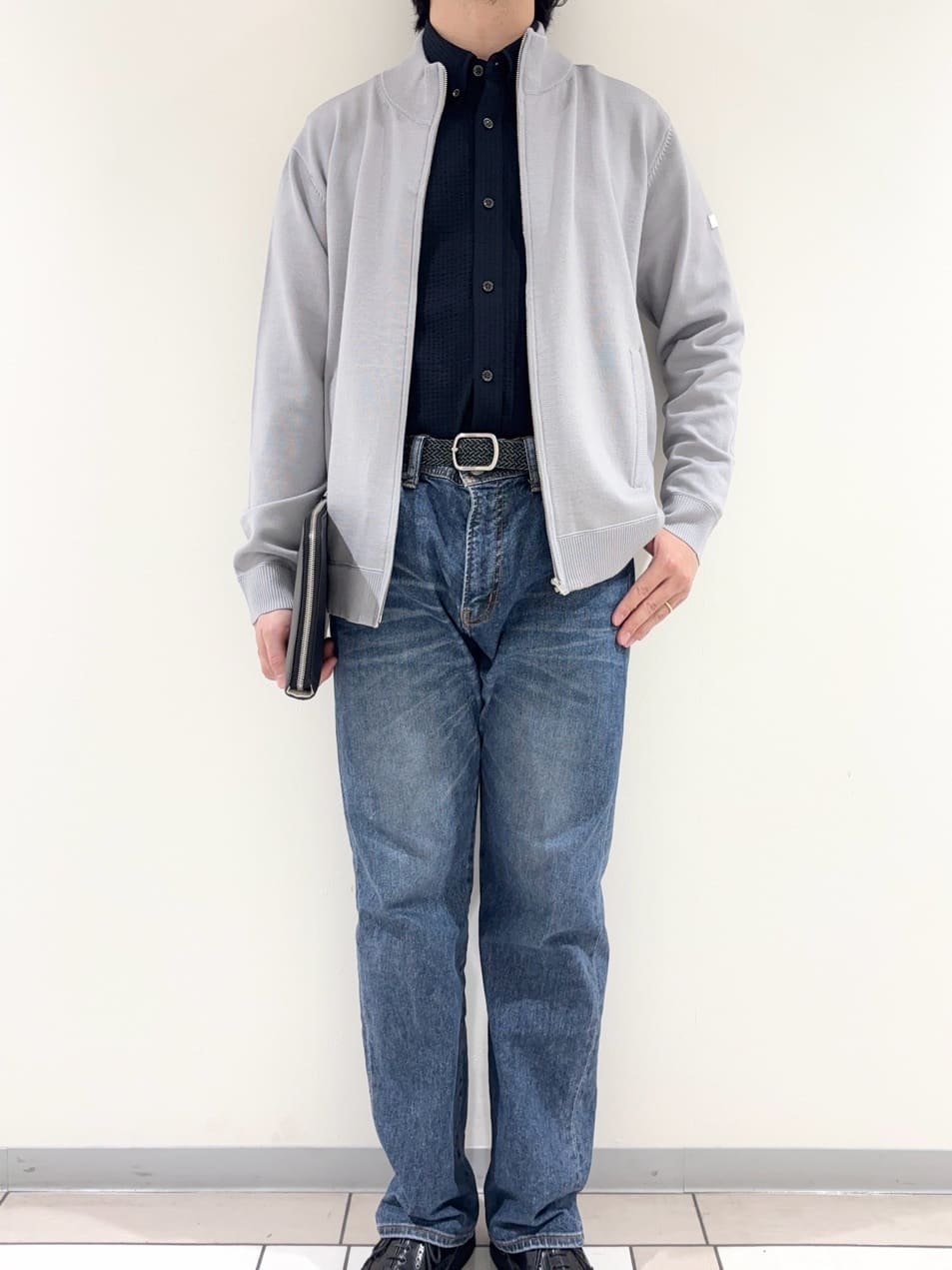 及川さんの「TAKEO KIKUCHI｜アンチピリング ジップアップ ニット」を使ったコーディネート