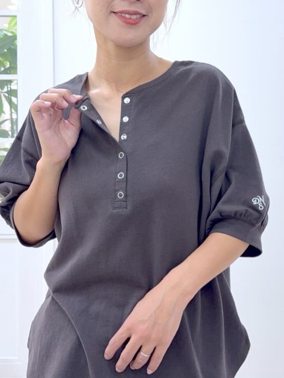 Osawaさんの「Dessin｜【360度可愛い/前後2WAY/洗える】ライトコットンヘンリーカットソー」を使ったコーディネート
