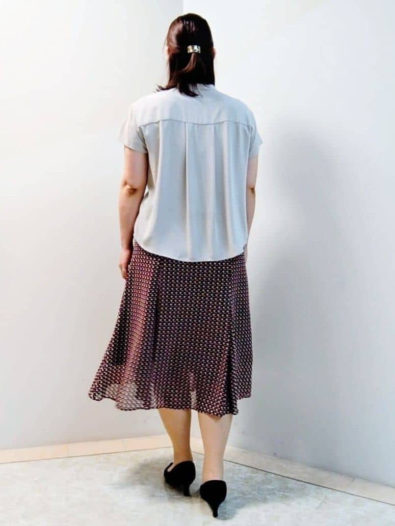 エリさんの「Reflect｜【インナーに◎／すっきり見え！長め丈】タックデティールブラウス」を使ったコーディネート