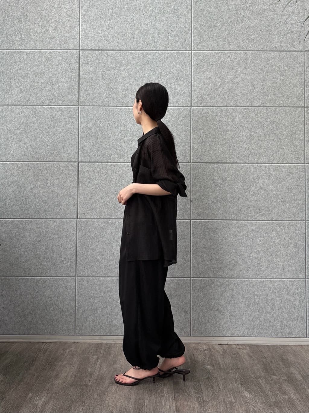 ひなさんの「INDIVI｜ウエストギャザーパンツ」を使ったコーディネート