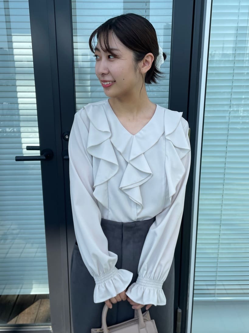 abeさんの「Couture brooch｜【洗える・ストレッチ・通勤】スエード調ダンボールIラインスカート」を使ったコーディネート