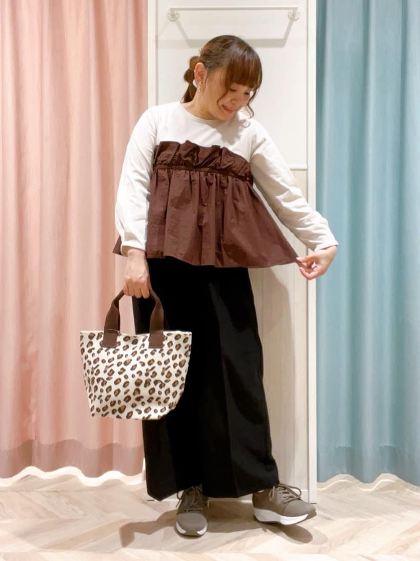kitaさんの「SHOO･LA･RUE｜【洗濯機可/S-LL】1枚で華やか フリルドッキングトップス」を使ったコーディネート