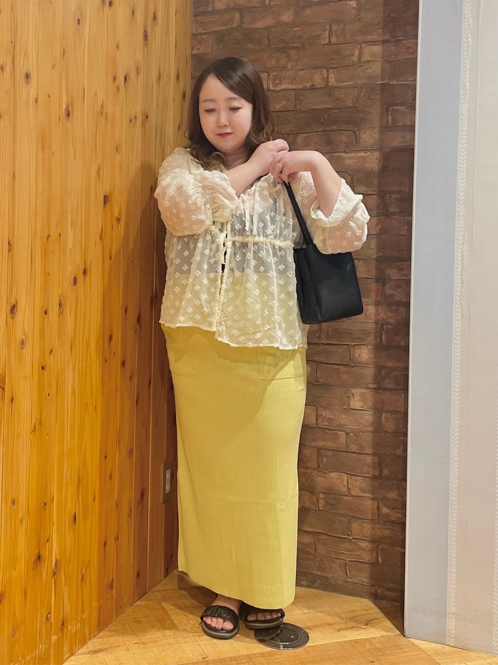 Risaさんの「SHOO･LA･RUE｜華やかにさをプラスする シアードビー シャーリングブラウス」を使ったコーディネート