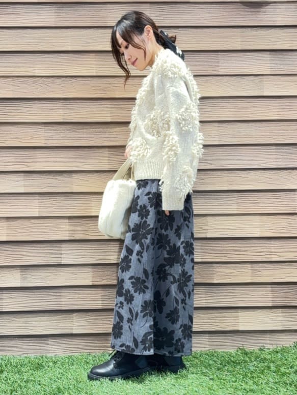 himiさんの「SHOO･LA･RUE｜【洗濯機可】華やぐ ループデザインニット」を使ったコーディネート