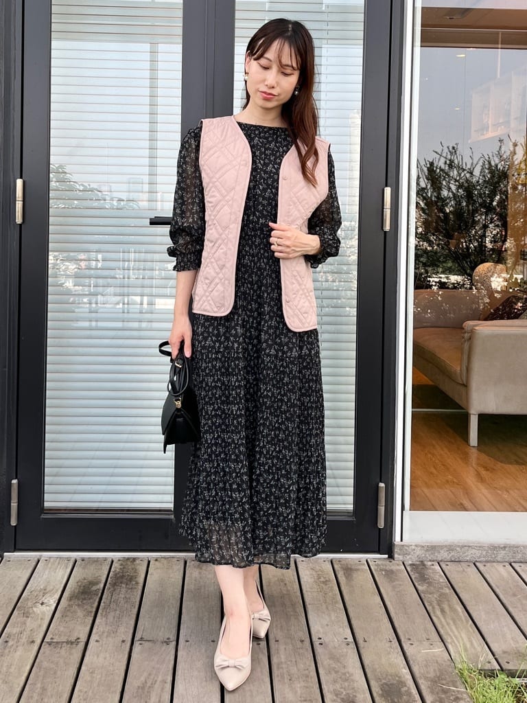 はばさんの「Couture brooch｜【一枚で着映える・花柄・通勤】前後2WAYシフォン楊柳小花ワンピース」を使ったコーディネート