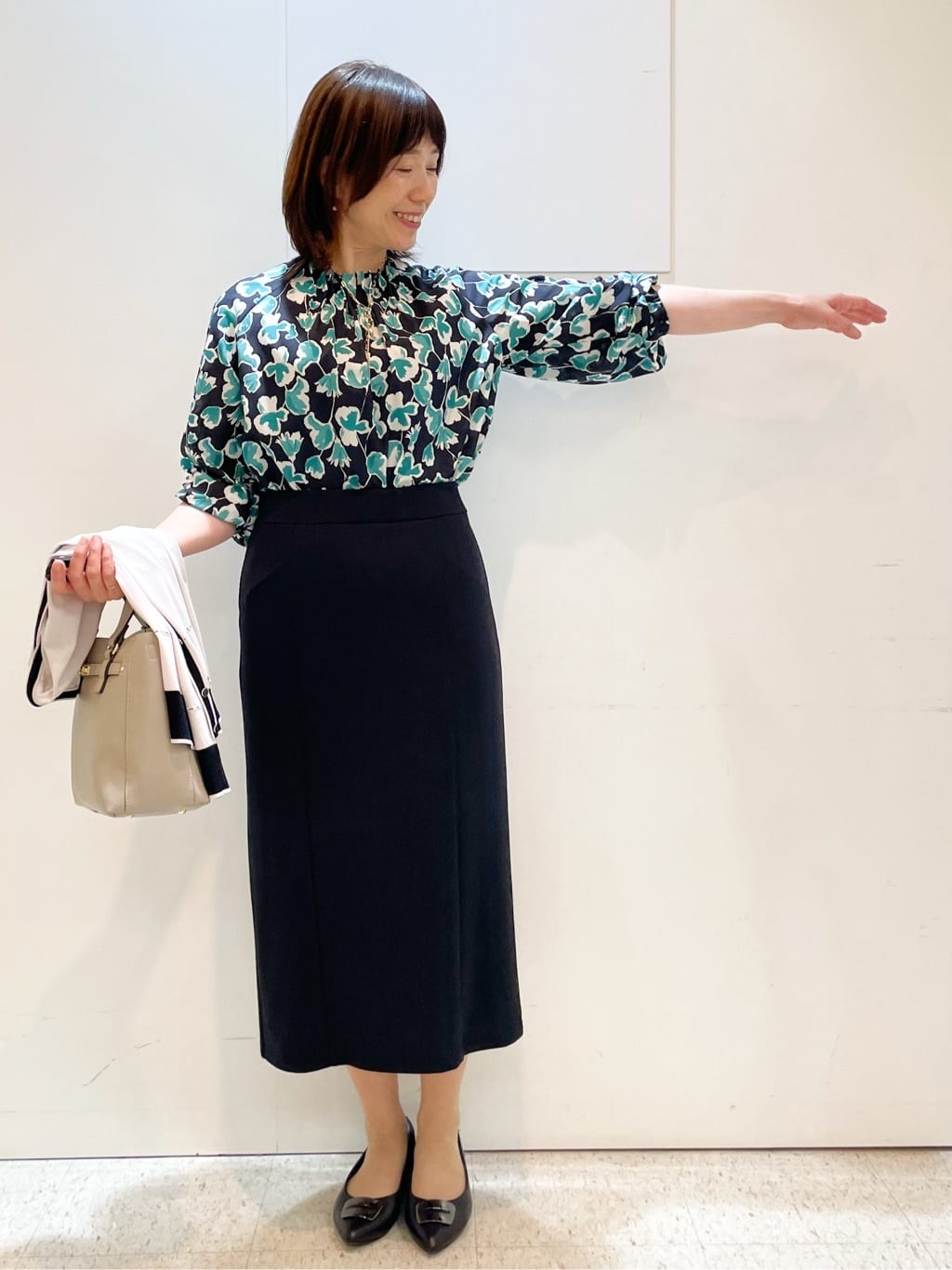 めいさんの「Reflect｜【ジャケットのインナーにおすすめ◎】花柄タックデザインブブラウス」を使ったコーディネート
