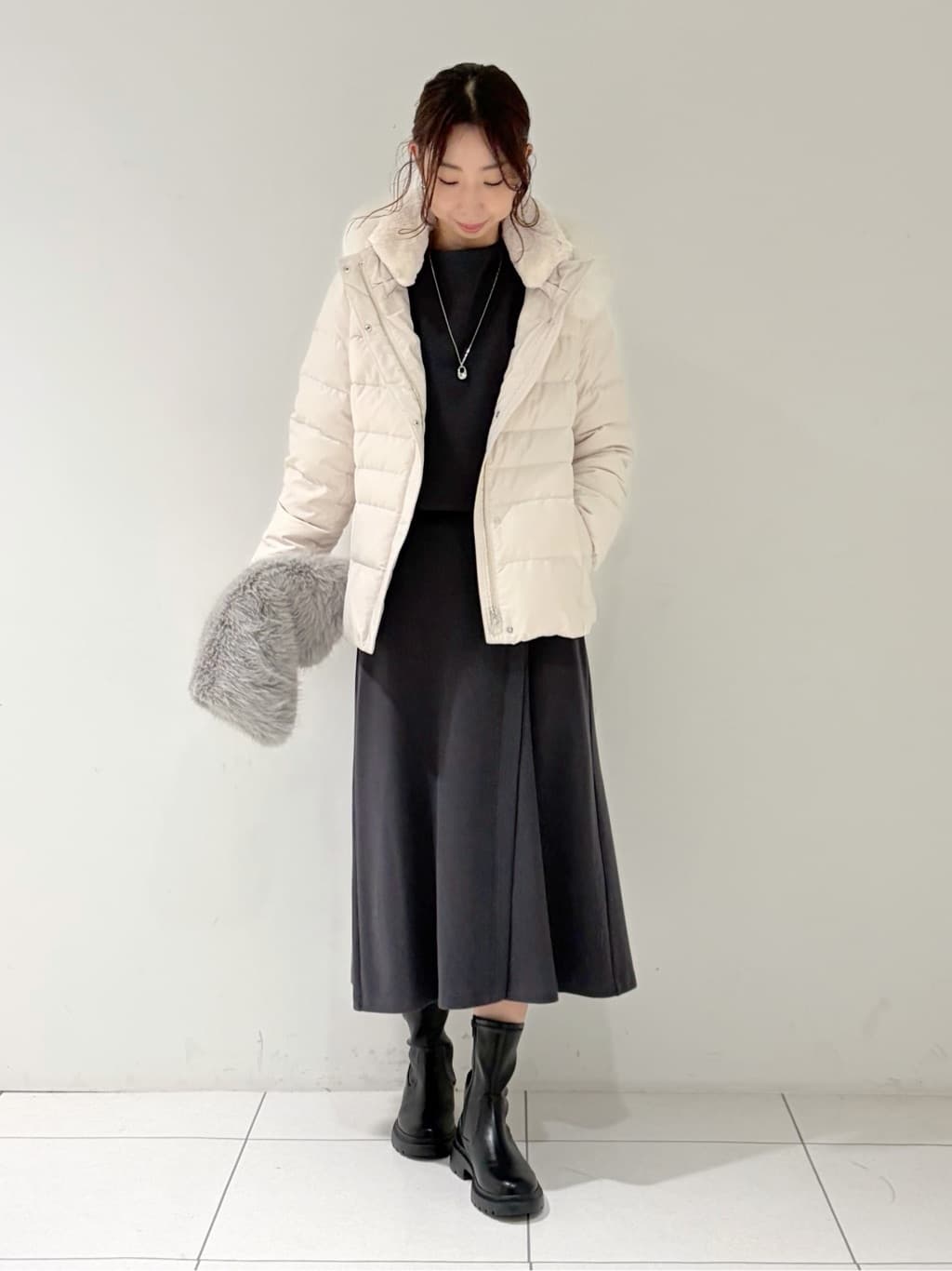 shioriさんの「INDIVI｜【名品／撥水／抗菌防臭】ショート丈リサイクルダウンコート」を使ったコーディネート