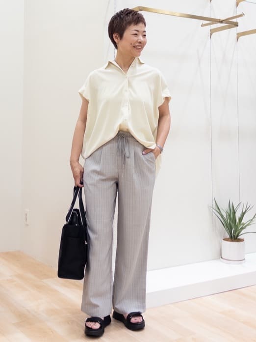 シュウコさんの「grove｜ロープベルトで差がつく 洗練リラックスパンツ」を使ったコーディネート