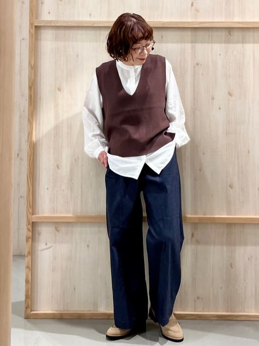 nakoさんの「THE SHOP TK｜【春まで着られる】ニットベスト＆ブラウスセット/洗濯機OK」を使ったコーディネート